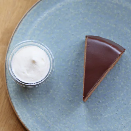 【葉山】受け継がれたウィーン菓子の技。高橋シェフのザッハトルテと焼き菓子に出会う「フリューリング」